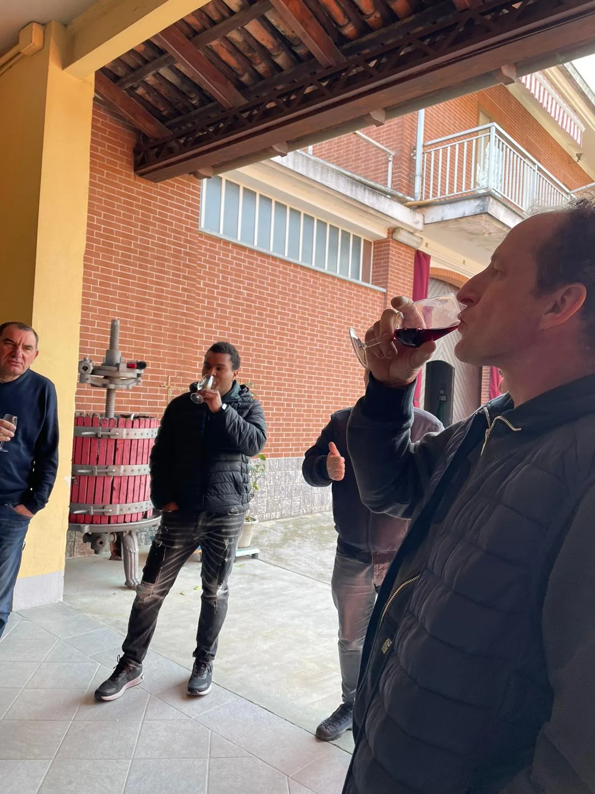 Clienti dell'azienda vitivinicola Michele Capra degustano il vino della nuova annata, tutti assieme.