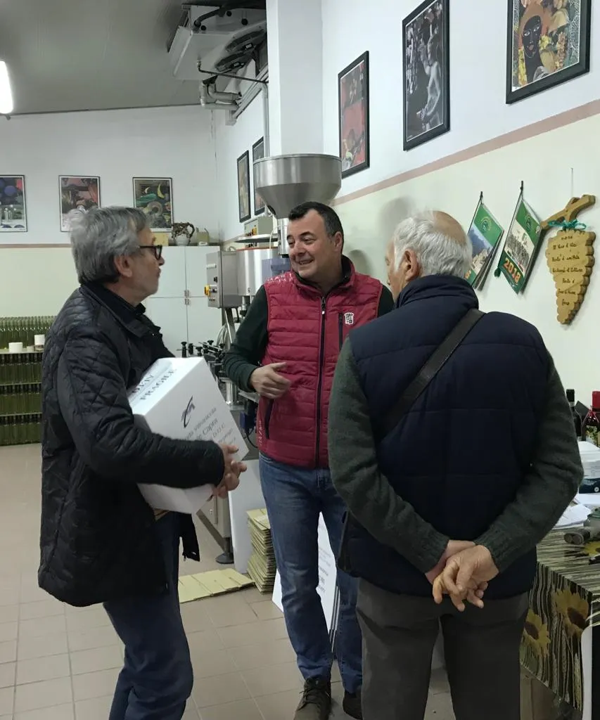 Michele Capra incontra, conosce, parla con clienti in cantina che hanno appena comprato una scatola di vino
