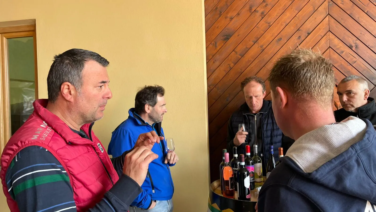 Michele Capra spiega ai clienti le novità introdotte in azienda e le particolarità dei suoi vini