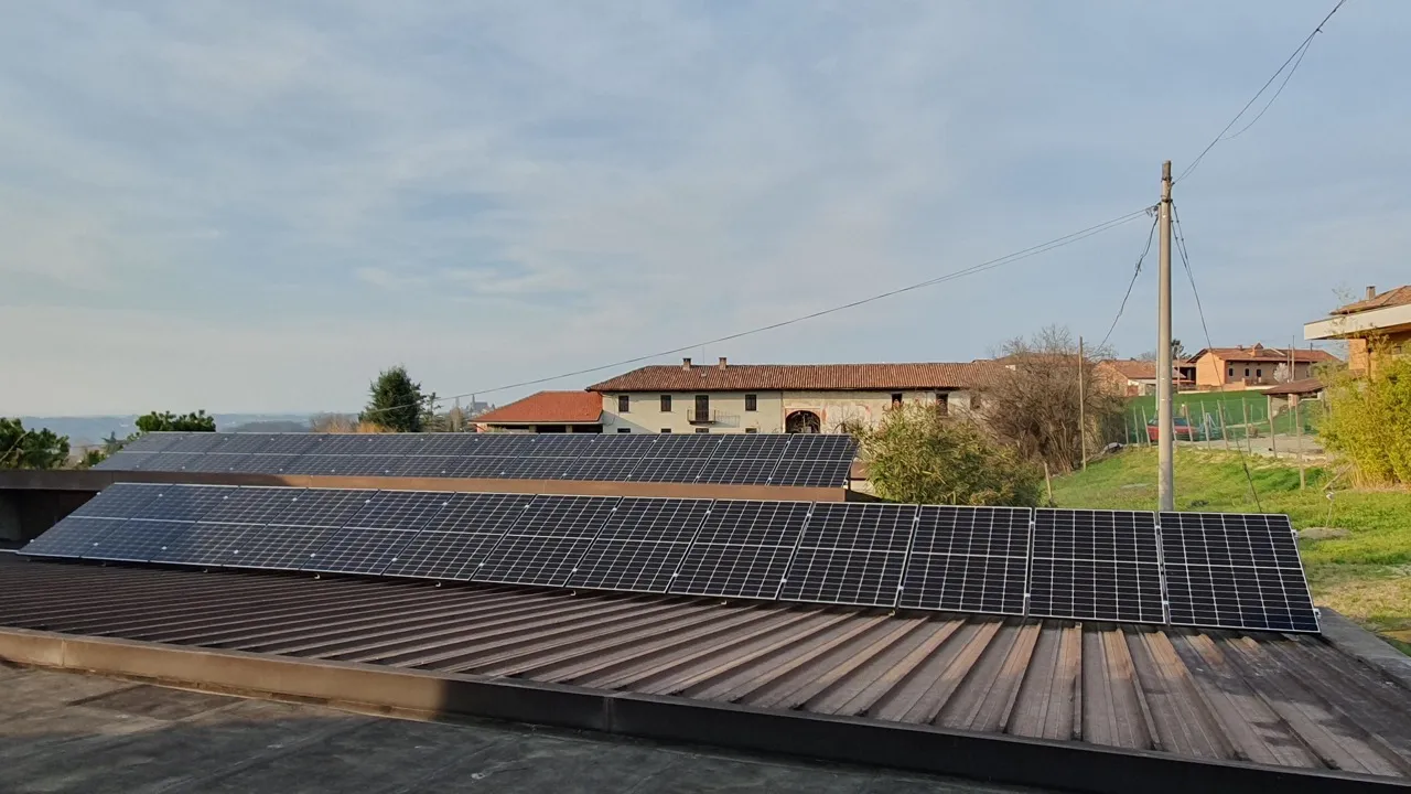 Pannelli fotovoltaici nell'azienda vitivinicola Michele Capra, tra le colline del Monferrato astigiano, a Repergo, Isola d'asti