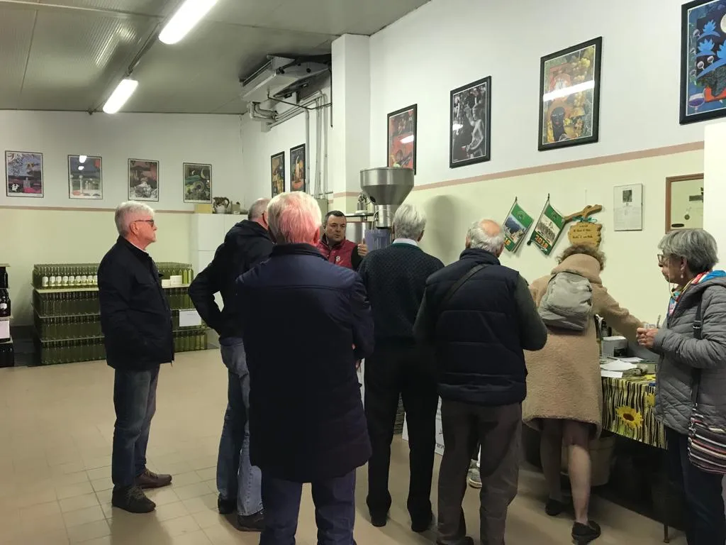 Clienti in cantina dell'azienda vitivinicola Michele Capra ordinano il vino.