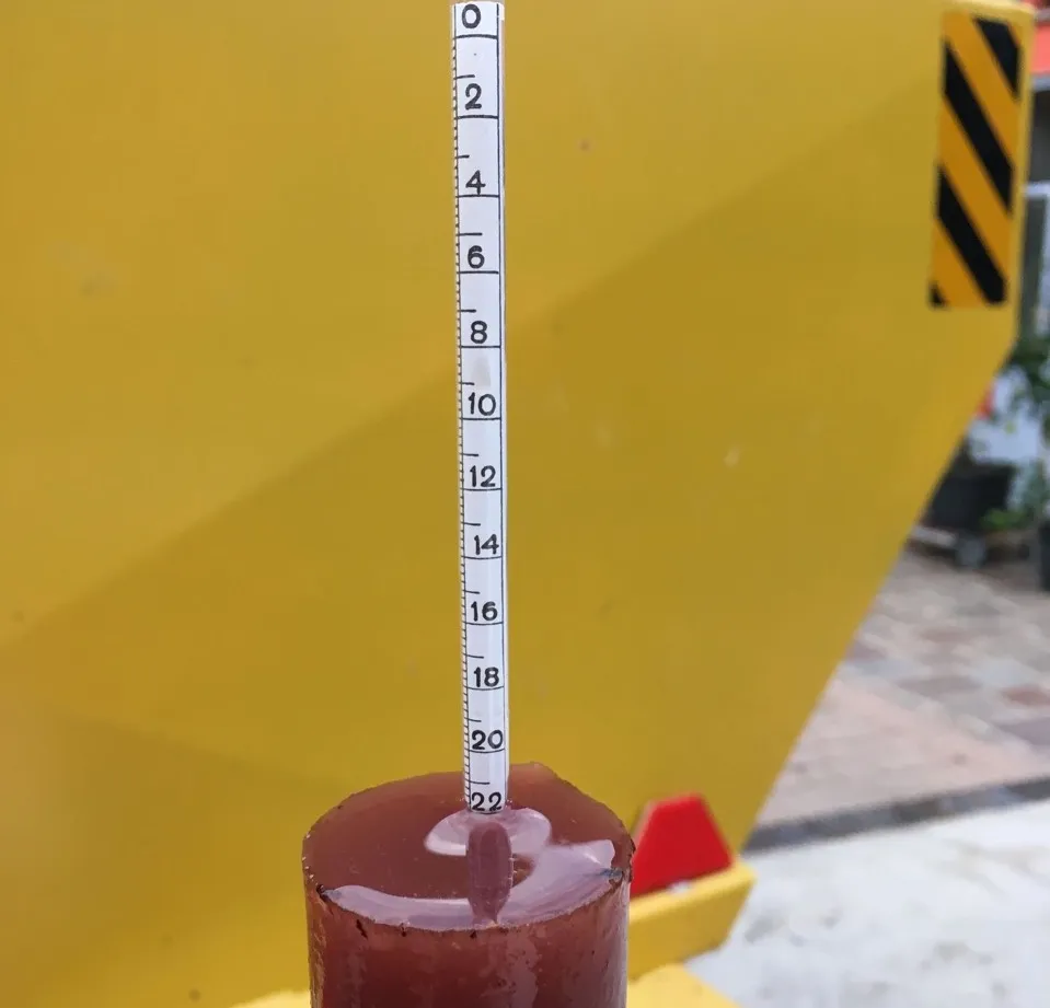 Analisi del primo succo d'uva subito dopo la pigiatura dell'uva nell'azienda vitivinicola Michele Capra